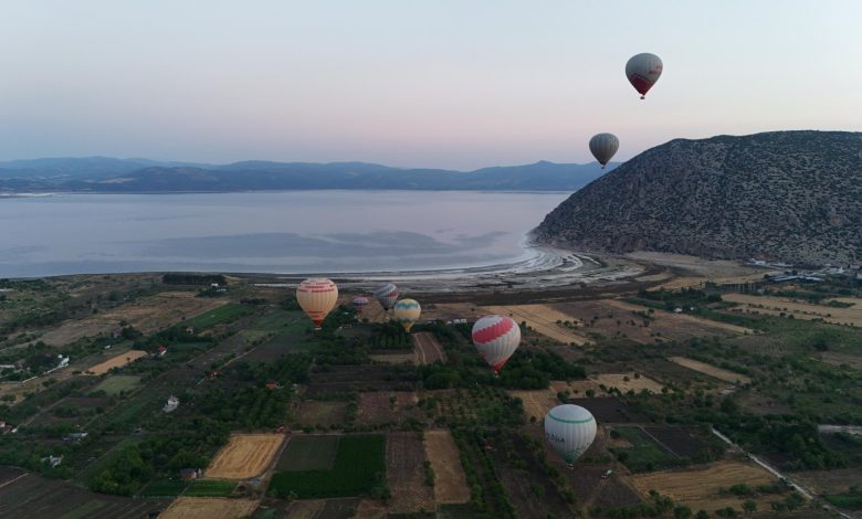 Salda Gölü'nde sıcak hava balonu devri başladı