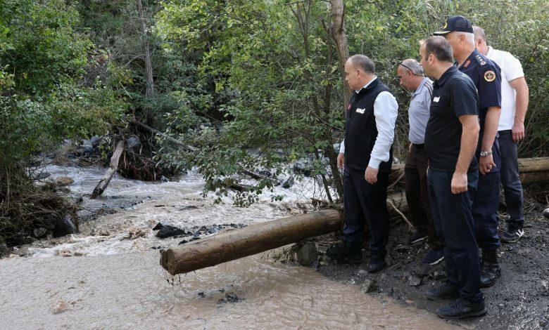 Artvin Valisi Ünsal, sel bölgesinde