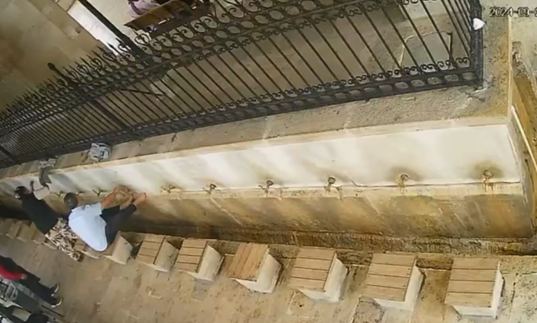 Cami şadırvanında unutulan ceketi çaldılar!