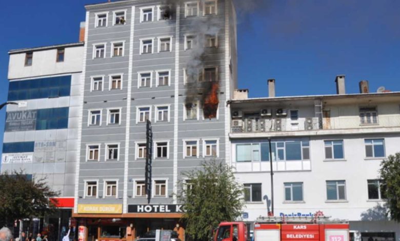 Kars'ta 7 katlı otelde yangın çıktı : 9 yaralı