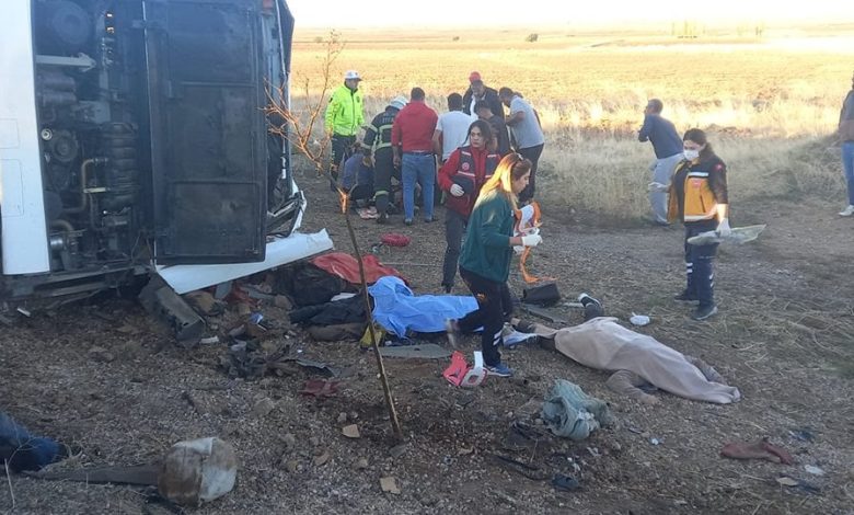 Aksaray'da yolcu otobüsü devrildi: Ölü ve yaralılar var