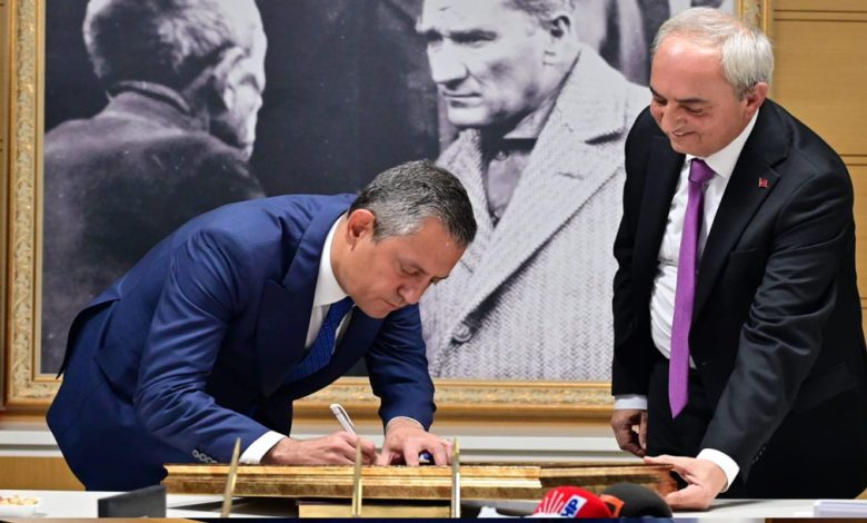 CHP Genel Başkanı Özgür Özel, Kepez Belediyesi'ni ziyaret etti: “Dimdik Ayaktayız”