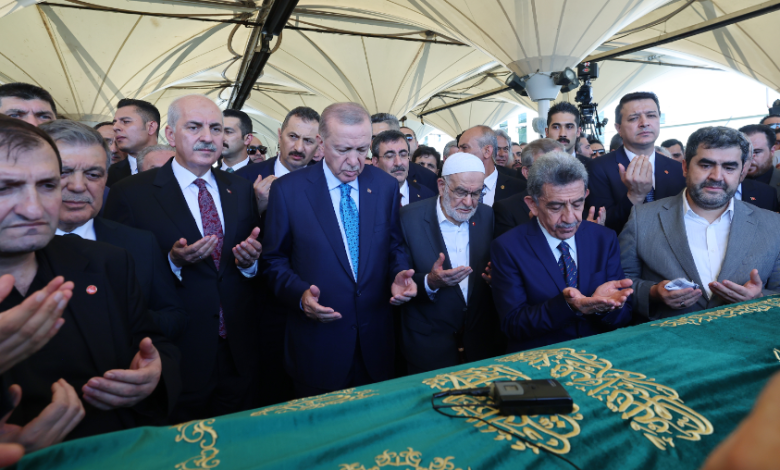 Recai Kutan toprağa verildi