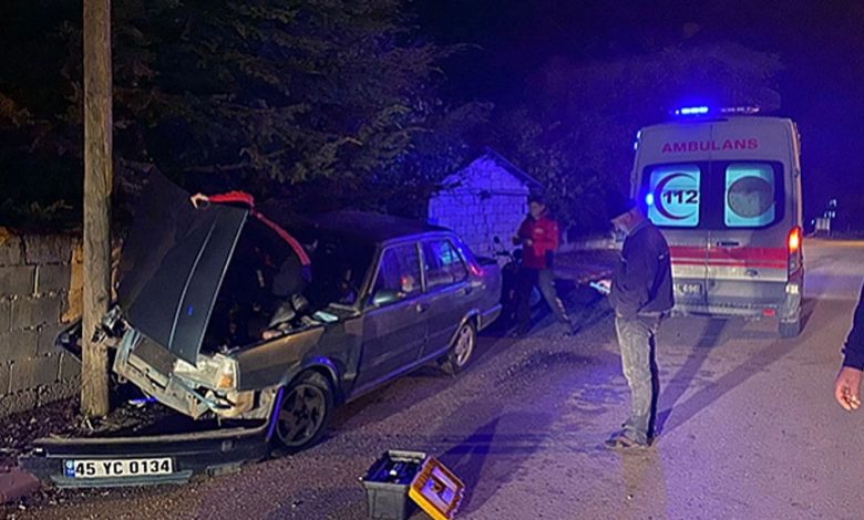 Bucak'ta feci kaza! Elektrik direğine çarpan sürücü araca sıkıştı