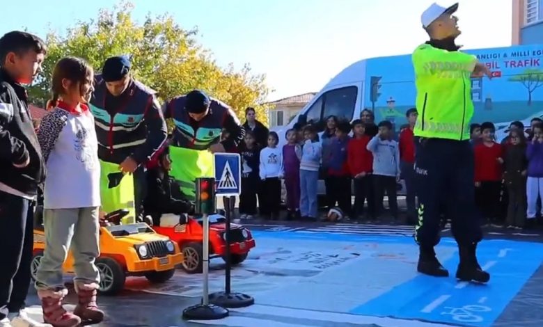 Antalya jandarması geleceğin Trafik Dedektiflerini bilinçlendiriyor