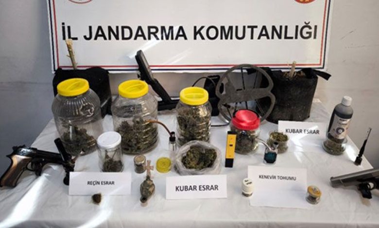 Evlerinde uyuşturucu yapıp satıyorlardı: Yakalandılar