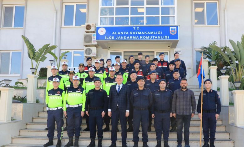 Alanya Kaymakamı Ürkmezer, Jandarma personeline başarı belgesi takdim etti - Birlik Haber Ajansı