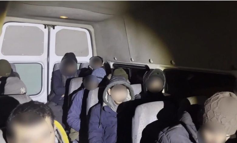 Kars'ta jandarma ekipleri 14 düzensiz göçmen ve iki organizatör yakalandı - Birlik Haber Ajansı