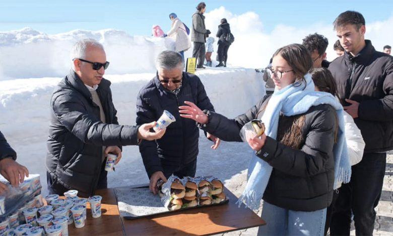Necati Topaloğlu öğrencilerle kar topu oynadı köfte ikram etti - Birlik Haber Ajansı