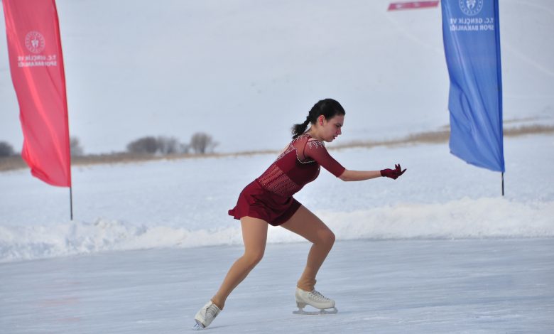 Buz Pateni Sporcusu Fatma Yade Karlıklı, performansından dolayı beğeni topladı - Birlik Haber Ajansı