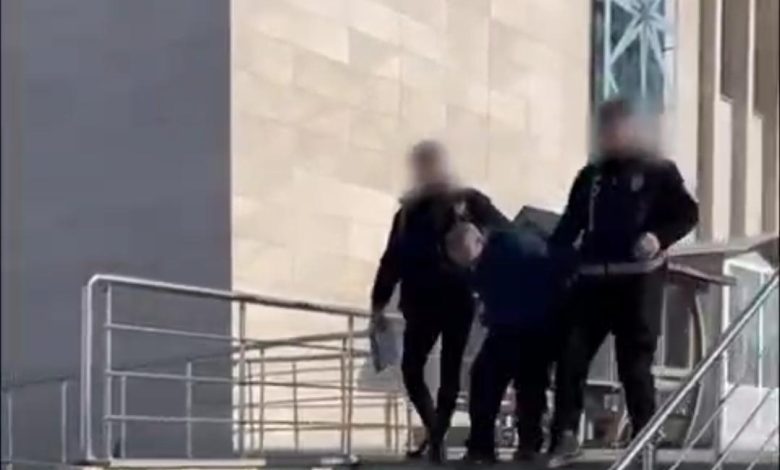 Kars’ta çeşitli suçlardan aranan şahıs çatıda kıskıvrak yakalandı - Birlik Haber Ajansı