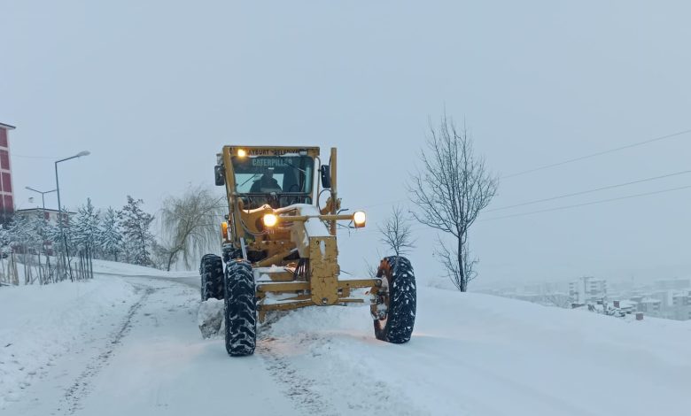 Bayburt Belediyesi, akşam saatlerinden itibaren kar mesaisi yaptı - Birlik Haber Ajansı