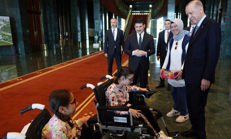 Cumhurbaşkanı Erdoğan'dan iki engelli çocuğa akülü tekerlekli sandalye - Birlik Haber Ajansı
