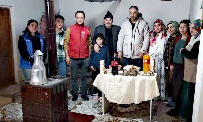 Hamur Kaymakamı Mahir, öksüz ve yetim çocukları güldürüyor - Birlik Haber Ajansı