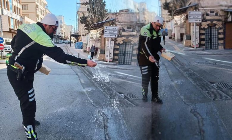 Kilis'te trafik polisinden örnek davranış: Buzlu yolda kaza önlemi - Birlik Haber Ajansı