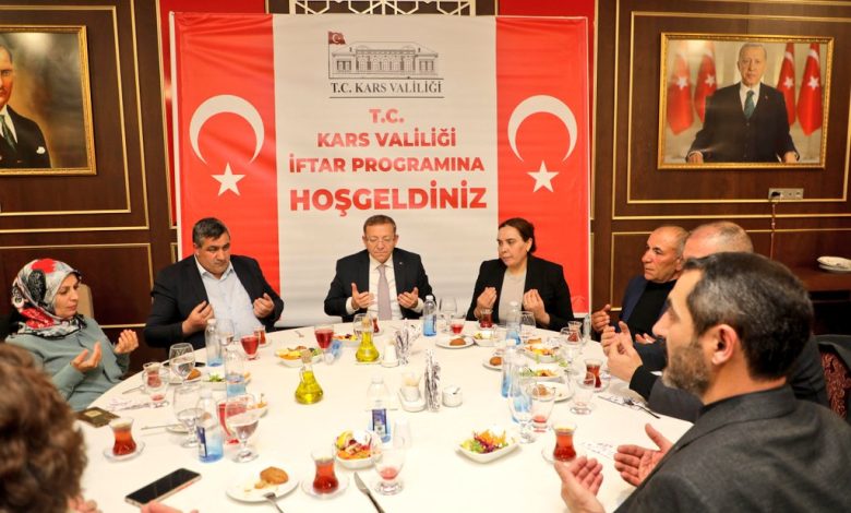 Vali Ziya Polat, muhtarlar ve kurum müdürleriyle iftar sofrasında buluştu - Birlik Haber Ajansı