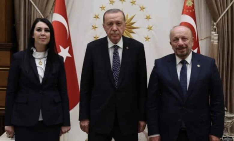 Zonguldak Milletvekili Hüseyin Özbakır ve eşi Deniz Özbakır' dan bayram mesajı - Birlik Haber Ajansı