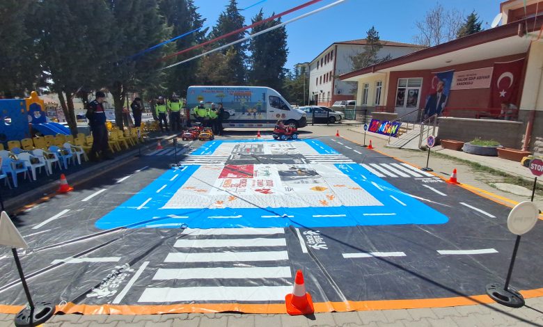 Beypazarı'nda Halide Edip Adıvar Anaokulu'nda çocuklara 23 Nisan şenliği kapsamında trafik eğitimi - Birlik Haber Ajansı