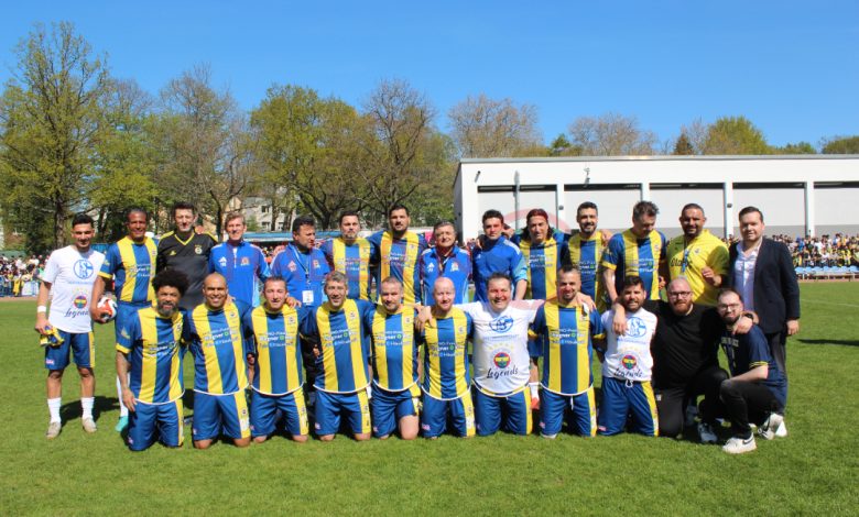 Fenerbahçe ve Schalke futbolcuları dostluk maçında karşı karşıya geldi - Birlik Haber Ajansı