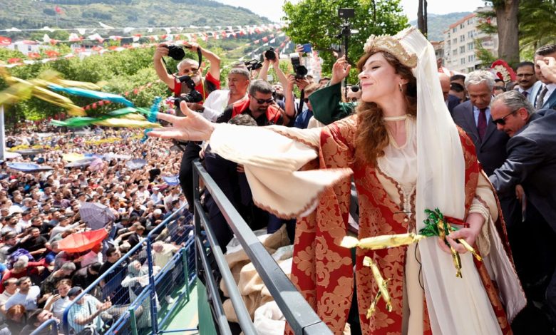 Manisa'da 8 ton mesir macunu halka saçıldı - Birlik Haber Ajansı