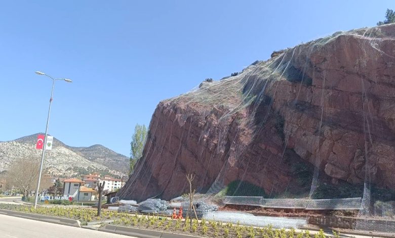 Nallıhan'da ilçe girişindeki kayalıklara önemli önlem - Birlik Haber Ajansı