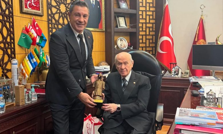 Gökhan Türkeş Öngel’den Devlet Bahçeli’ye Anlamlı Ziyaret: Selçuklu ve Osmanlı Zırhı Hediye Etti