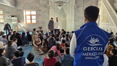 TRT Genç “Gezen Bilir” Ekibi Evliya Camii’nde Gençlerle Buluştu