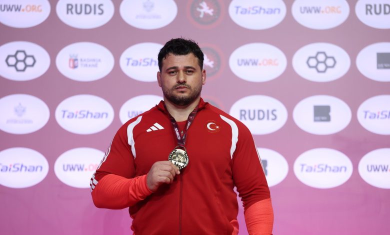 ARNAVUTLUK / TEKHA Milli güreşçi